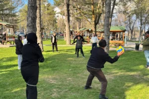 Kayseri Sarımsaklı Mesire Alanı'nın yenilenmiş hali, yeşil alanlar ve dinlenen vatandaşlar