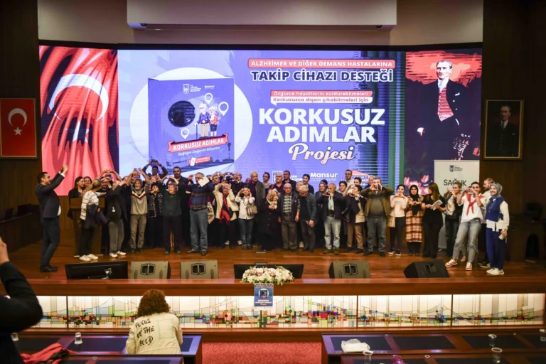 Ankara Büyükşehir Belediyesi Alzheimer ve Demans hastaları için Korkusuz Adımlar projesi kapsamında takip cihazı dağıttı.