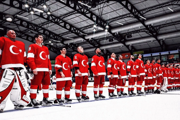 Cumhurbaşkanı Recep Tayyip Erdoğan, altın madalya kazanan Buz Hokeyi Erkek A Milli Takımı'nı tebrik ediyor.