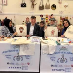 Kütahya Belediye Başkanı Eyüp Kahveci yöresel ürün stantlarını destekliyor