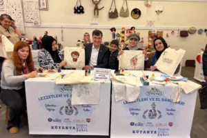 Kütahya Belediye Başkanı Eyüp Kahveci yöresel ürün stantlarını destekliyor