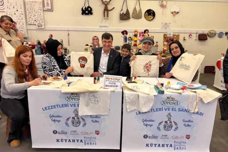 Kütahya Belediye Başkanı Eyüp Kahveci yöresel ürün stantlarını destekliyor