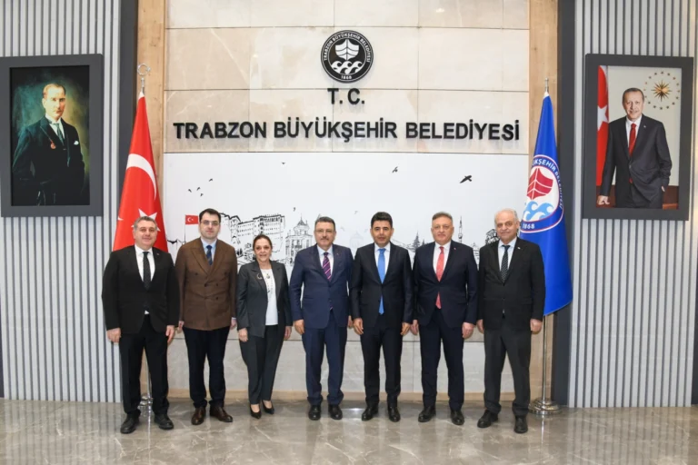 Ulaştırma ve Altyapı Bakan Yardımcısı Osman Boyraz, Trabzon Büyükşehir Belediye Başkanı Ahmet Metin Genç'i ziyaret ediyor.