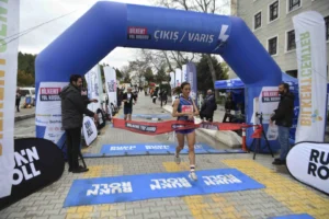 Ankara'da düzenlenen Bilkent Yol Koşusu'na katılan sporcular ve aileleri