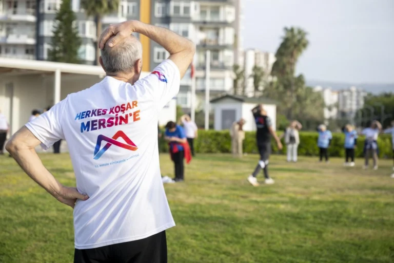 Mersin'de sahilde sabah sporu yapan vatandaşlar
