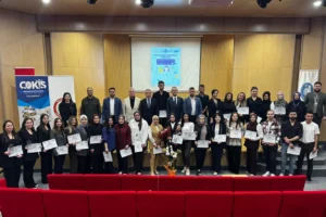 Çorum'da Farmahane Eczane Teknisyeni Yetiştirme Kursu'nu tamamlayan kursiyerlere sertifikaları verildi