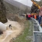 Bitlis Hizan'da meydana gelen beton mikseri kazası sonrası dalgıç polis ekiplerinin çalışmaları.