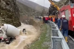 Bitlis Hizan'da meydana gelen beton mikseri kazası sonrası dalgıç polis ekiplerinin çalışmaları.
