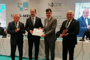 Kütahya Belediye Başkanı Eyüp Kahveci'ye Birleşmiş Milletler Sürdürülebilir Kalkınma Amaçları kapsamında verilen başarı belgesi