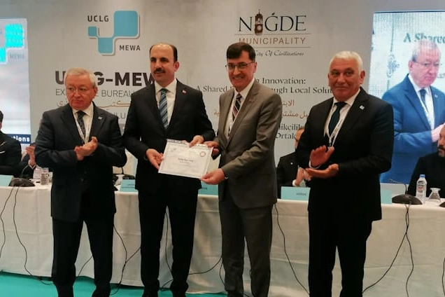 Kütahya Belediye Başkanı Eyüp Kahveci'ye Birleşmiş Milletler Sürdürülebilir Kalkınma Amaçları kapsamında verilen başarı belgesi