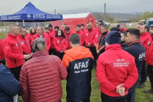 Gölcük Belediyesi arama kurtarma ekibi GÖLAK'ın afetlere karşı eğitimlerinden bir kesit