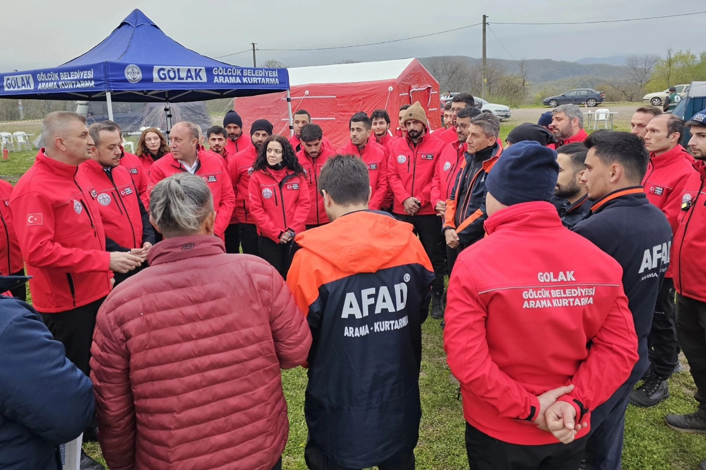 Gölcük Belediyesi arama kurtarma ekibi GÖLAK'ın afetlere karşı eğitimlerinden bir kesit