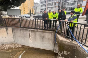 İzmir Aliağa'da yağmur suyu hattı çalışmaları, sel riskini azaltmaya yönelik altyapı yatırımı