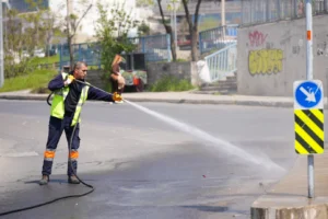 Maltepe Belediyesi'nin Küçükyalı Mahallesi'nde gerçekleştirdiği kapsamlı bahar temizliği çalışmaları.