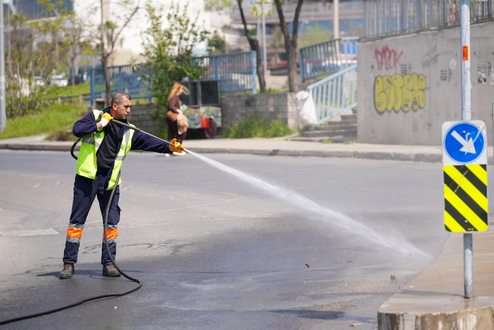 Maltepe Belediyesi'nin Küçükyalı Mahallesi'nde gerçekleştirdiği kapsamlı bahar temizliği çalışmaları.