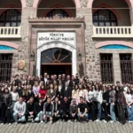 İzmitli öğrencilerin Ankara gezisi dönüşü motivasyonları yüksek bir şekilde gösteren grup fotoğrafı
