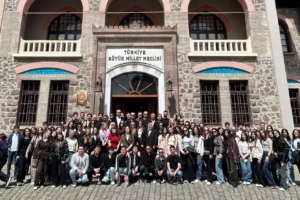 İzmitli öğrencilerin Ankara gezisi dönüşü motivasyonları yüksek bir şekilde gösteren grup fotoğrafı