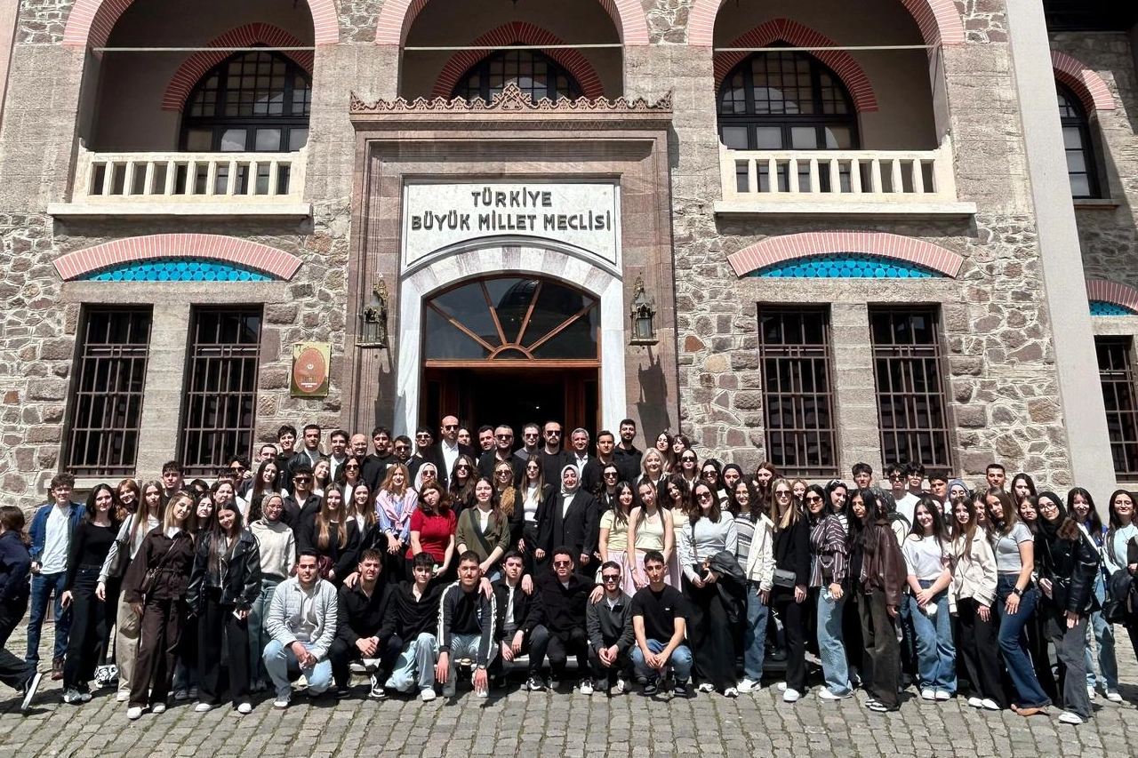 İzmitli öğrencilerin Ankara gezisi dönüşü motivasyonları yüksek bir şekilde gösteren grup fotoğrafı