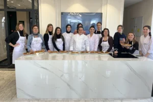 Fransız influencer Lola Talik, Erciyes Kayak Merkezi'nde kayak yaparken