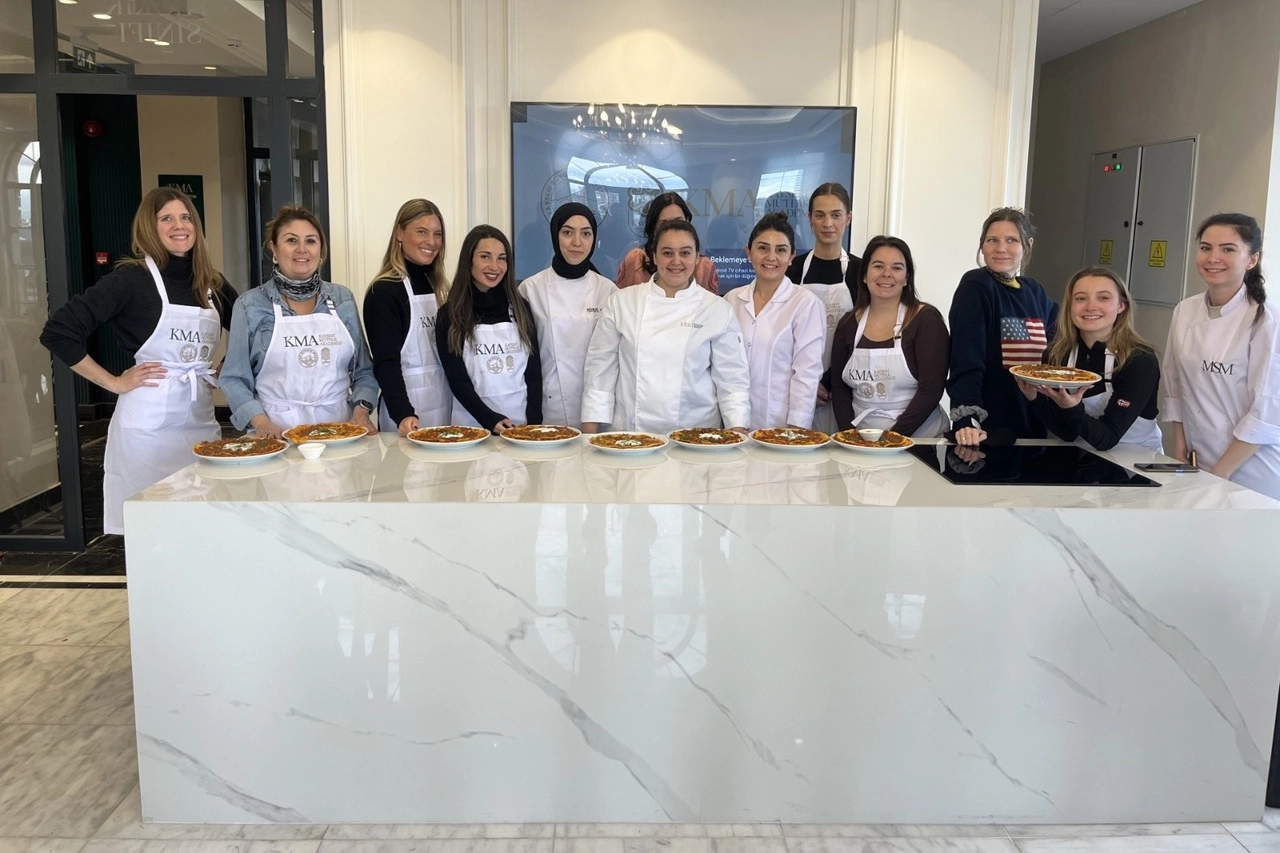 Fransız influencer Lola Talik, Erciyes Kayak Merkezi'nde kayak yaparken