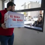 Mersin Büyükşehir Belediyesi'nin 'El Bebek Gül Bebek' projesi kapsamında ihtiyaç sahibi ailelere dağıttığı bebek bakım ürünleri destek paketi.