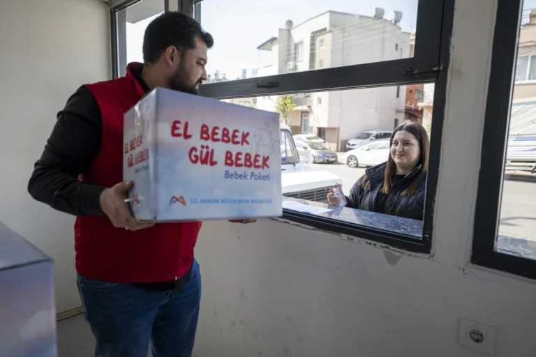 Mersin Büyükşehir Belediyesi'nin 'El Bebek Gül Bebek' projesi kapsamında ihtiyaç sahibi ailelere dağıttığı bebek bakım ürünleri destek paketi.