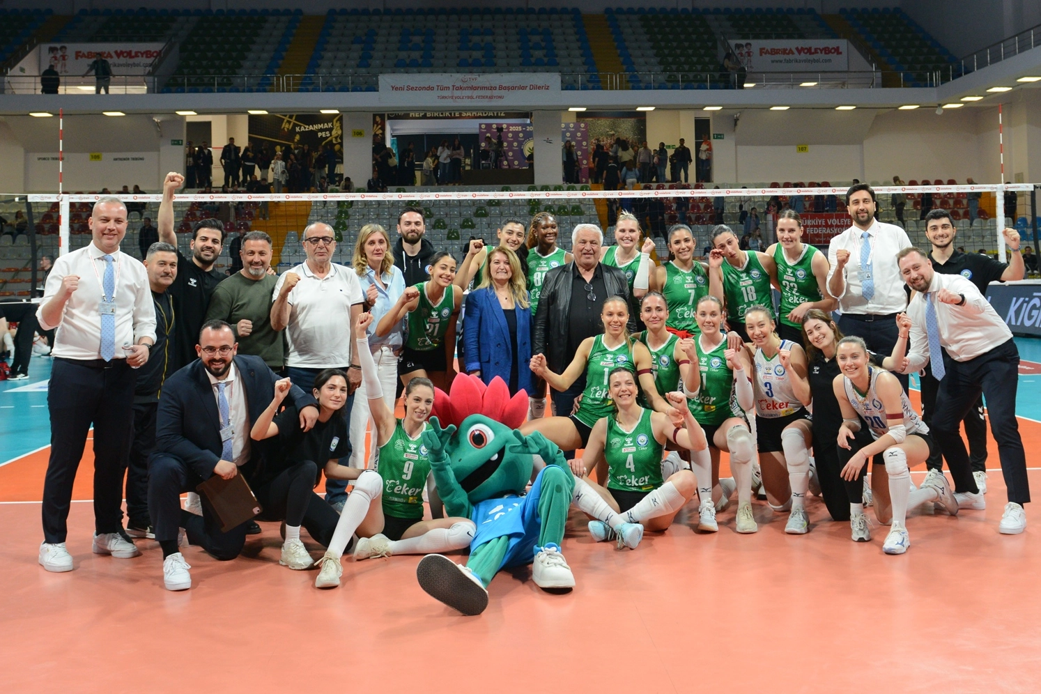 Nilüfer Belediyespor Eker kadın voleybol takımı oyuncuları sahada
