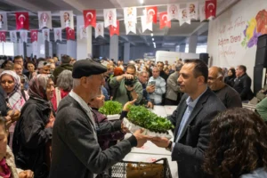 Bornova Belediyesi'nin düzenlediği fide dağıtım etkinliğinde vatandaşlara fideler veriliyor.