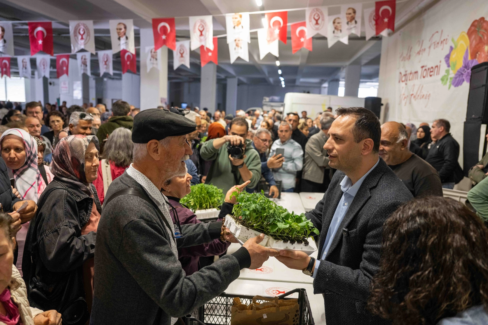 Bornova Belediyesi'nin düzenlediği fide dağıtım etkinliğinde vatandaşlara fideler veriliyor.