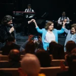 Ahmet Şafak Bakü konserinde sahne alırken