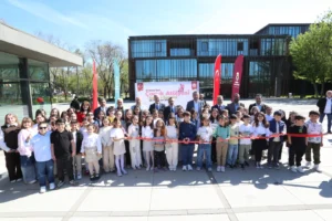 İnegöl'de 23 Nisan Ulusal Egemenlik ve Çocuk Bayramı kapsamında düzenlenen resim sergisinden genel plan