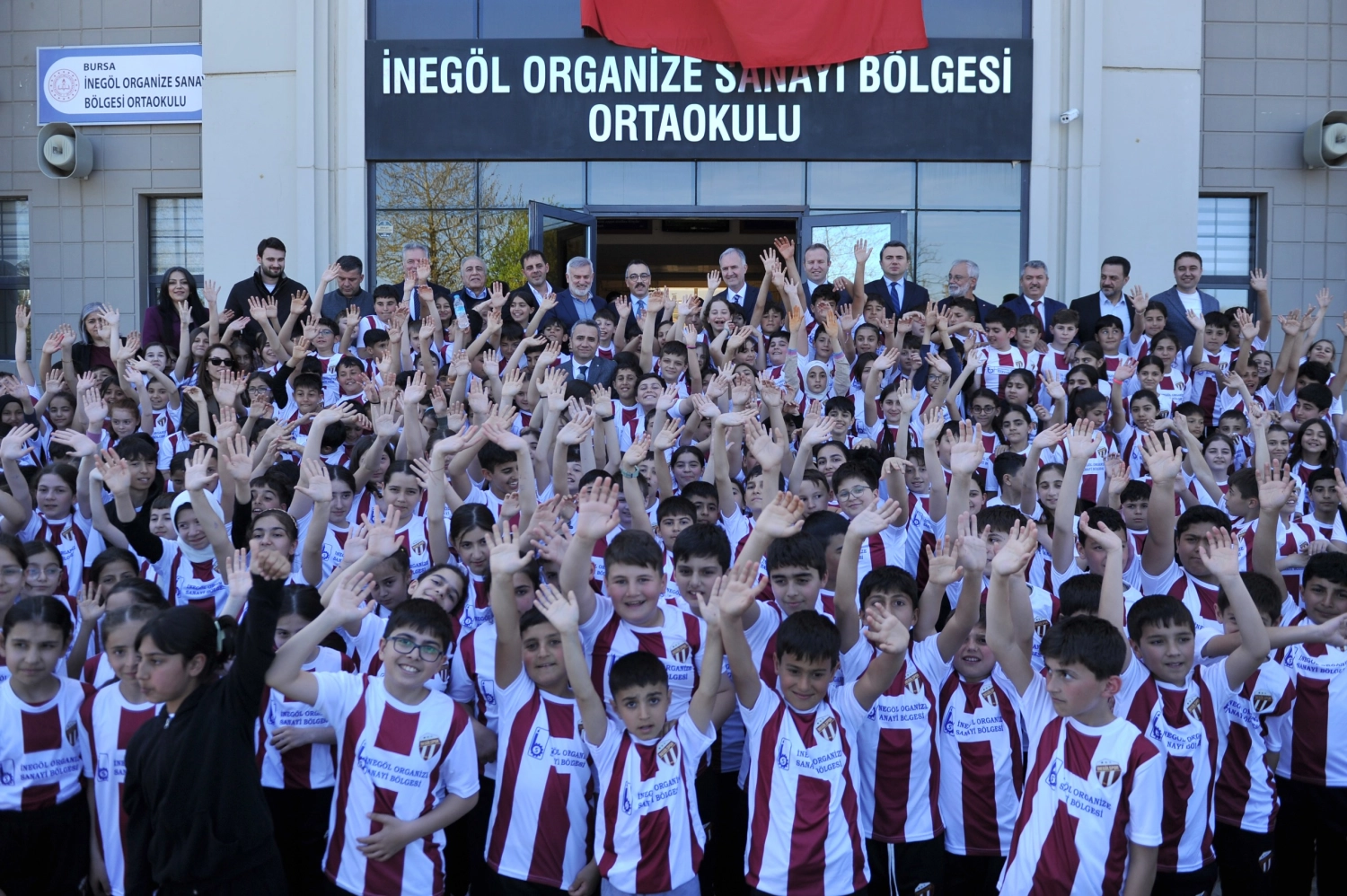 İnegölspor'un öğrencilere forma ve eşofman dağıttığı kampanya