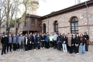 Kocaeli'de düzenlenen 'Bir Kitap, Bir Şehir, Bir Yazar' projesine katılan gençler, yazar Sibel Eraslan ile buluştu.