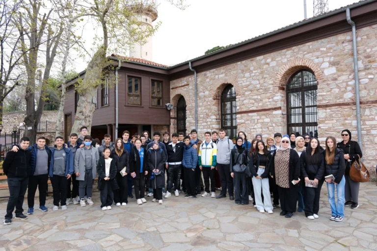 Kocaeli'de düzenlenen 'Bir Kitap, Bir Şehir, Bir Yazar' projesine katılan gençler, yazar Sibel Eraslan ile buluştu.