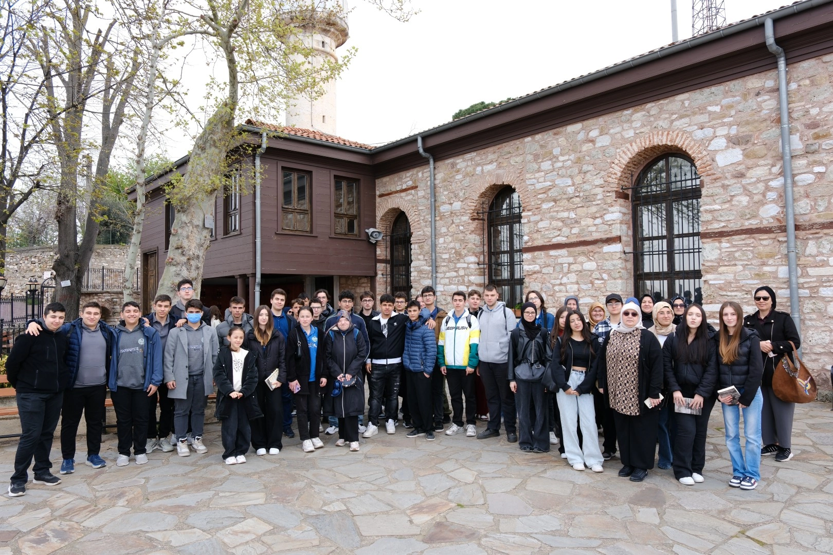 Kocaeli'de düzenlenen 'Bir Kitap, Bir Şehir, Bir Yazar' projesine katılan gençler, yazar Sibel Eraslan ile buluştu.