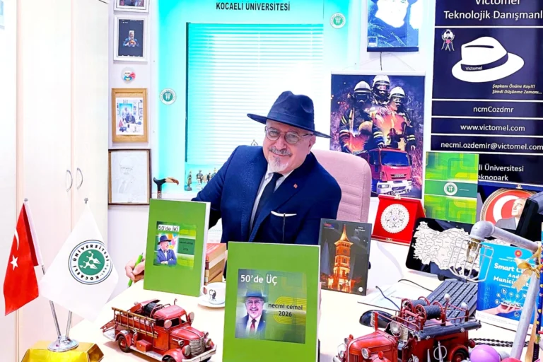 Necmi Cemal'in '50'de Üç' adlı yeni çıkan kitabının kapağı