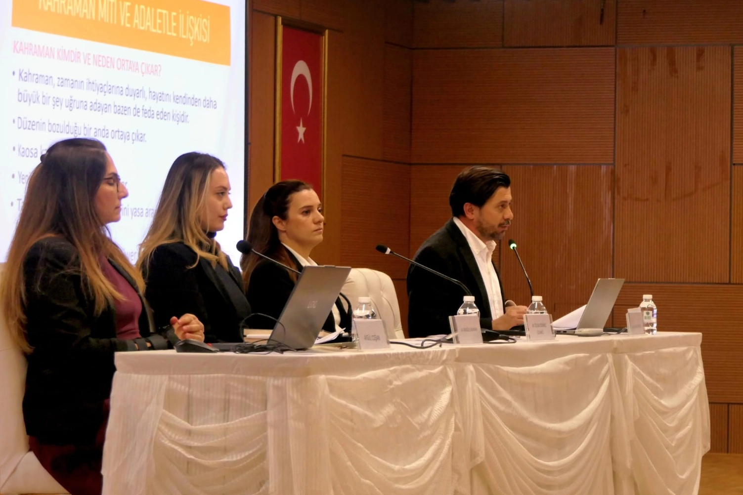 Çanakkale'de düzenlenen Felsefe ve Hukuk Paneli'nin genel görünümü