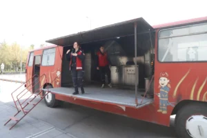 Melikgazi Belediyesi personeli, yangın söndürme eğitimi sırasında tatbikat yapıyor.