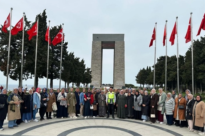 Denizli Büyükşehir Belediyesi'nin organize ettiği geziye katılan Babadağlı kadınlar Çanakkale'de