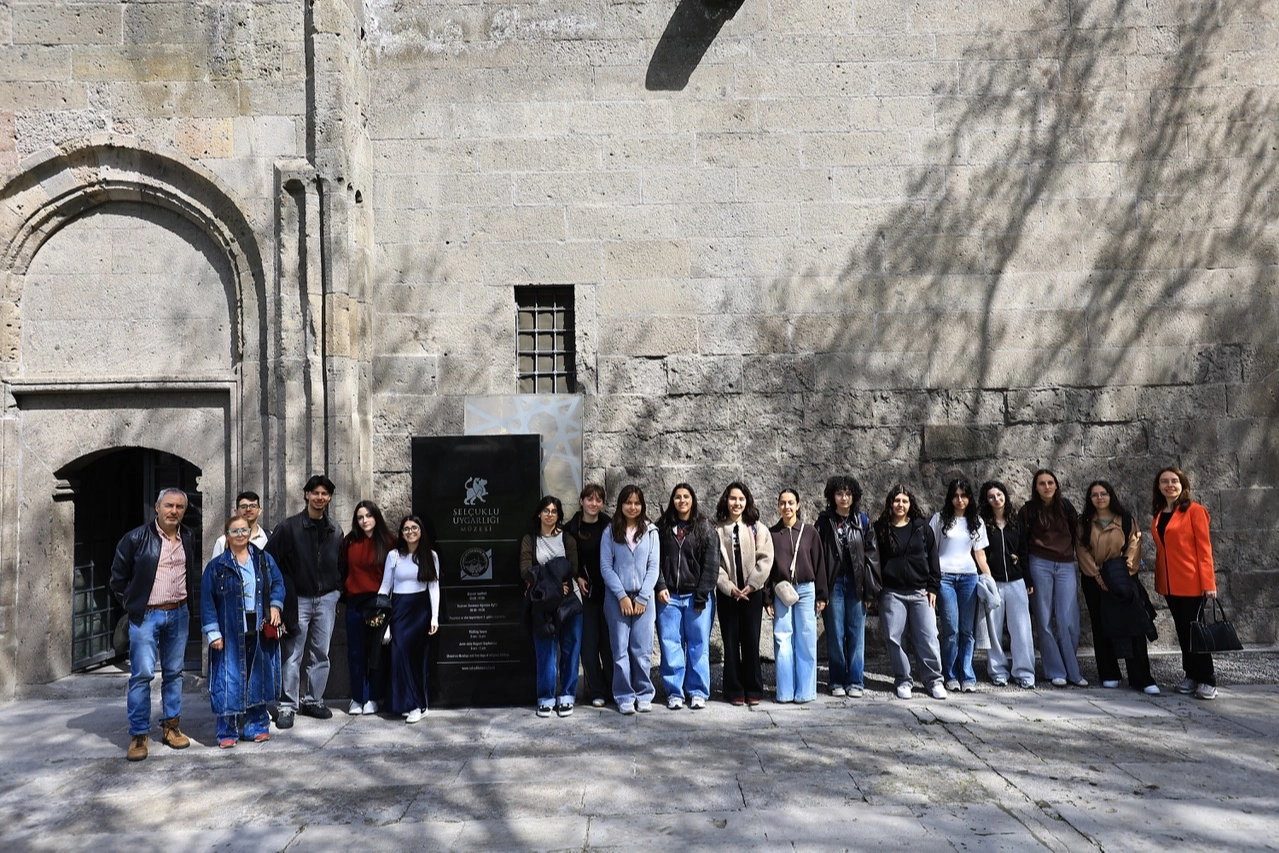 Portekizli öğrenciler Kayseri'de Kültür Yolu turunda tarihi yapıları inceliyor