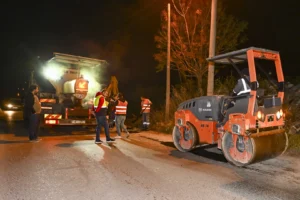 Muratpaşa Belediyesi ekipleri DSİ kanal servis yolunda bakım yaparken