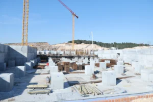 Gebze Teknik Üniversitesi öğrencileri Çayırova Devlet Hastanesi inşaatında inceleme yaparken