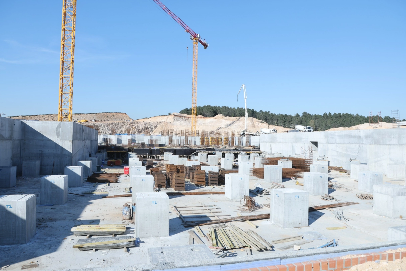 Gebze Teknik Üniversitesi öğrencileri Çayırova Devlet Hastanesi inşaatında inceleme yaparken