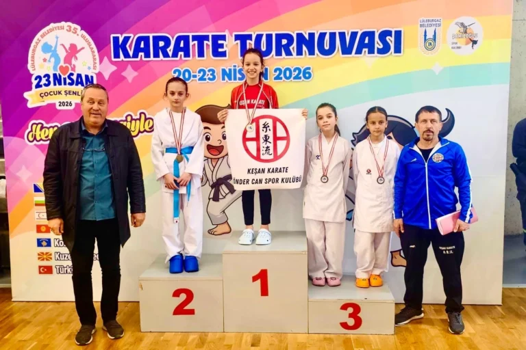 Keşanlı karateciler Lüleburgaz'da düzenlenen şampiyonada kazandıkları madalyalarla gururla poz veriyor.