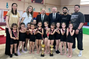 Yıldırım Belediyesi sporcuları TBMM Kupası'nda kazandıkları kupalarla birlikte.