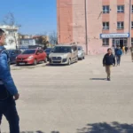 Keşan'da okullarda artırılan güvenlik önlemleri kapsamında polis nöbet tutuyor ve bahçeler velilere kapalı.