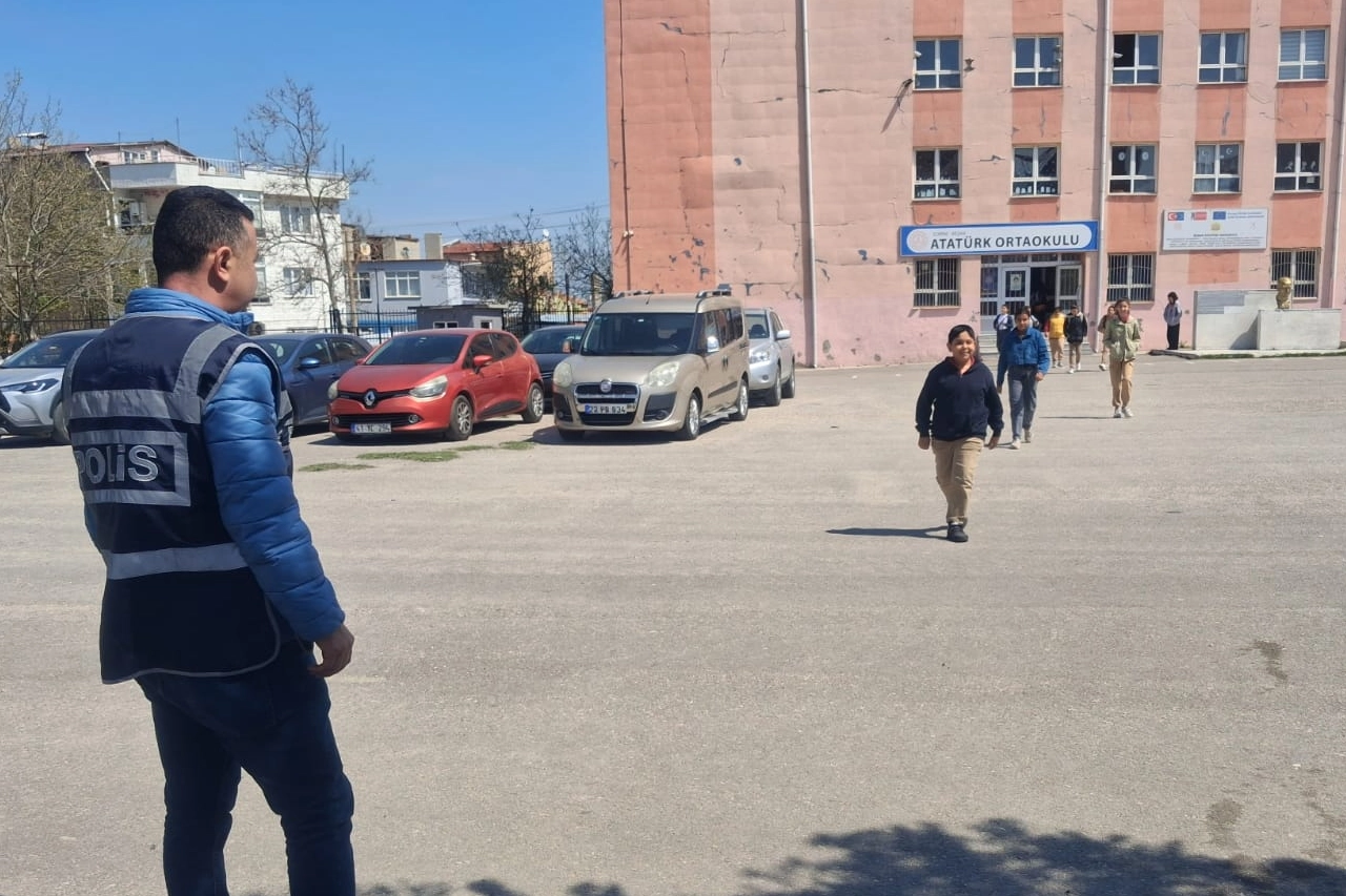 Keşan'da okullarda artırılan güvenlik önlemleri kapsamında polis nöbet tutuyor ve bahçeler velilere kapalı.