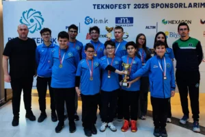 Bursa Büyükşehir Belediyespor satranç takımları kupalarıyla birlikte