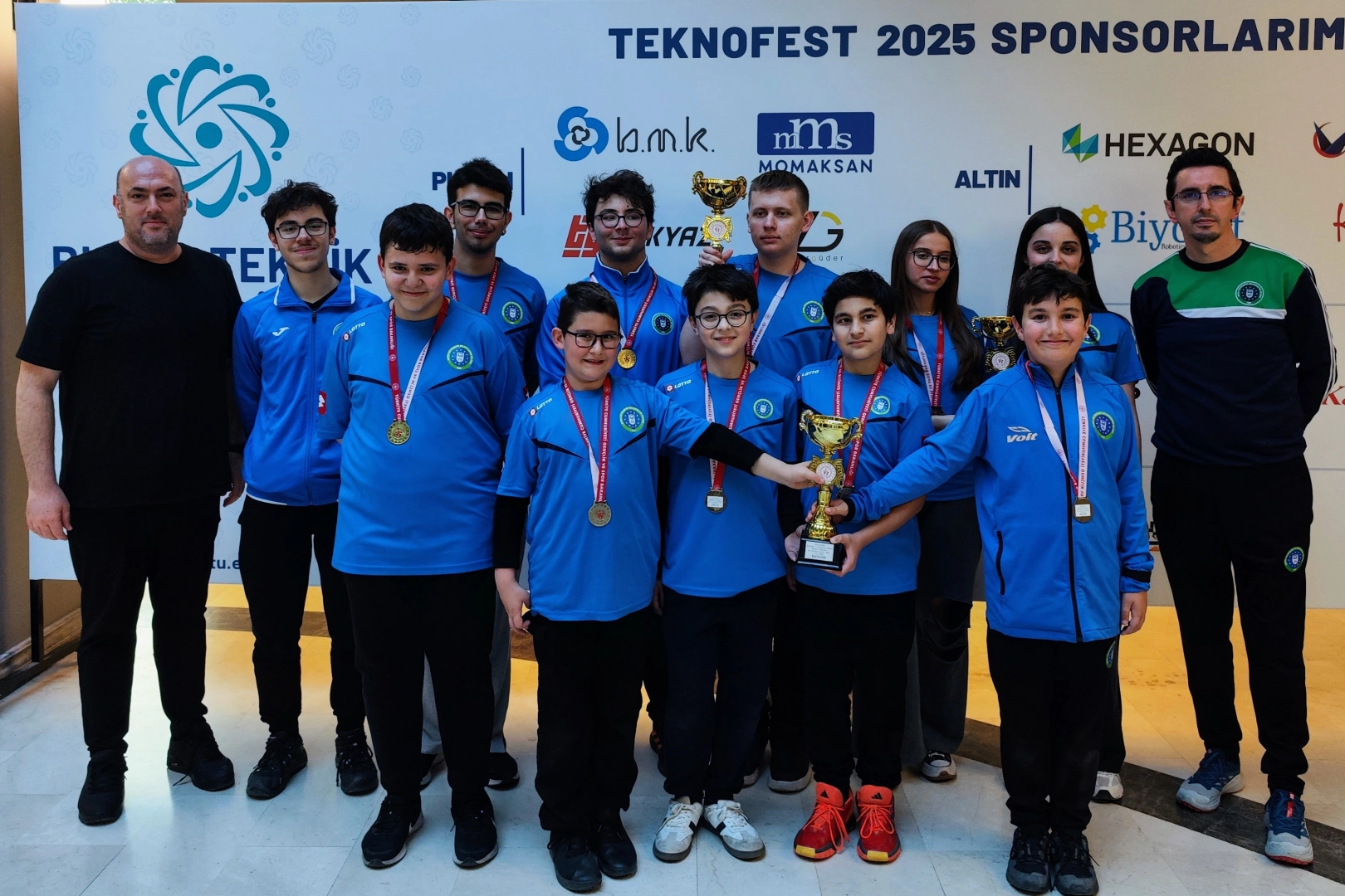 Bursa Büyükşehir Belediyespor satranç takımları kupalarıyla birlikte