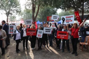 İzmir Meslek Fabrikası çalışanları, emeklerine el konulmasına tepki gösteriyor.